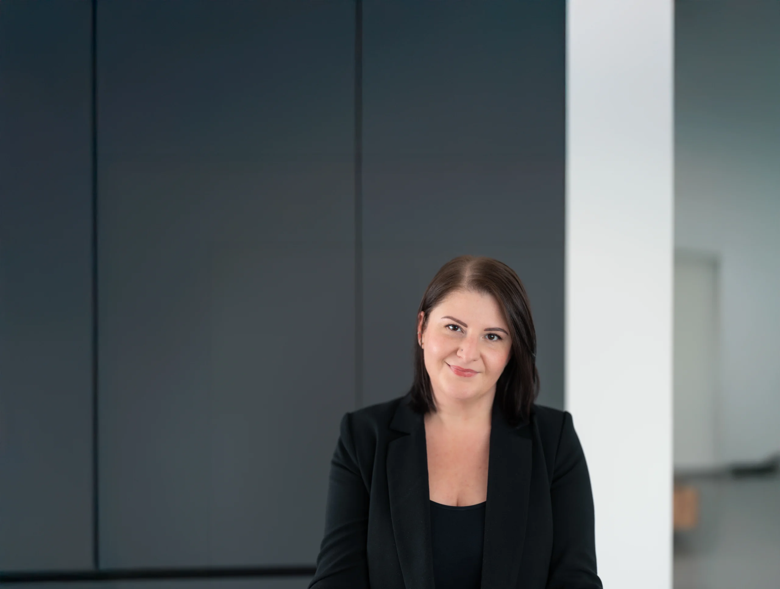 Sympathische Social Media Managerin aus Borchen-Etteln, seriös gekleidet lächelt in die kamera