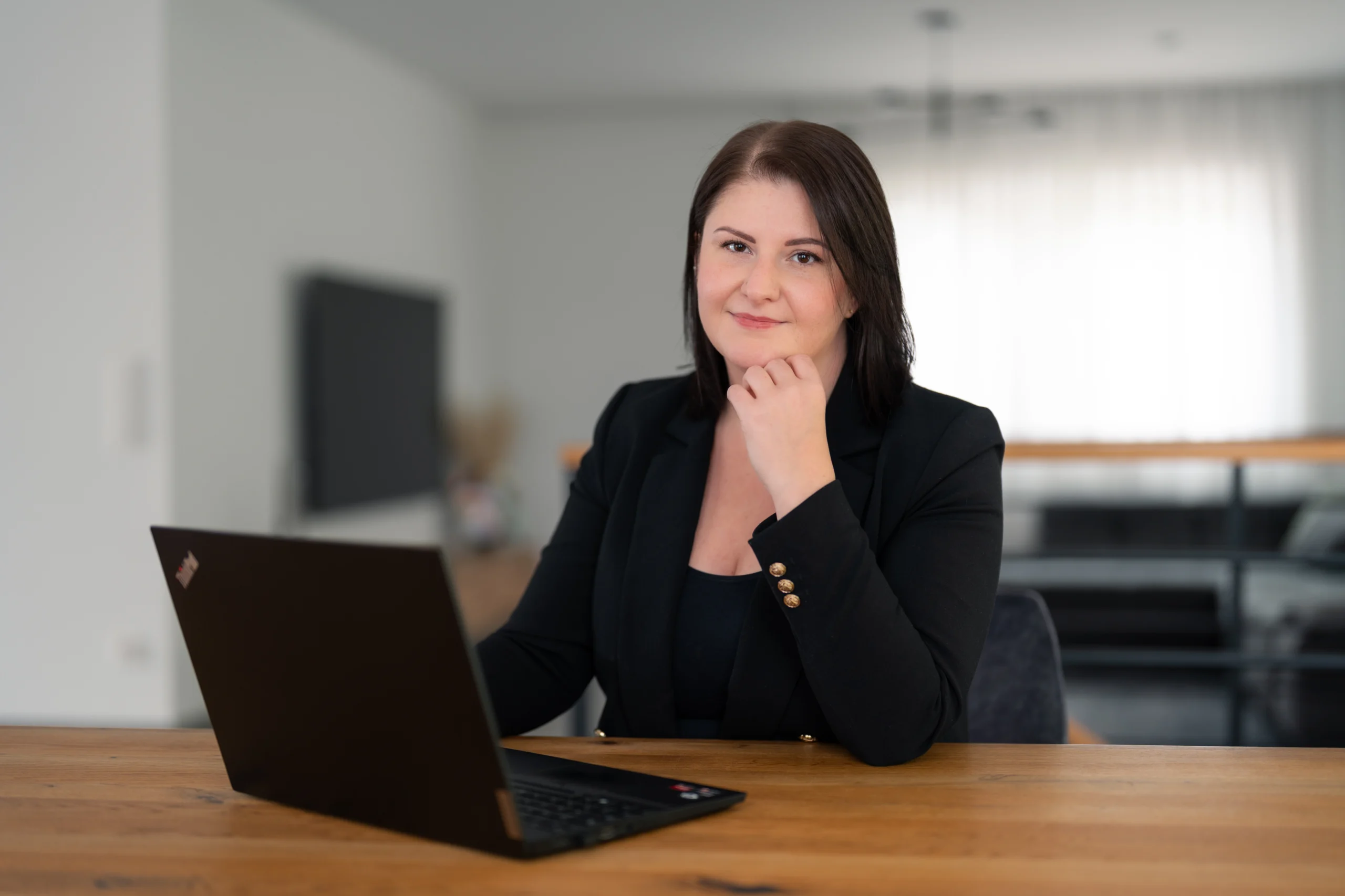 Social Media Managerin aus Borchen-Etteln beim Arbeiten am Laptop